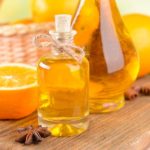 Апельсиновое масло чаще используют в косметических целях. Оно помогает при морщинах, целлюлите, вялой коже и выпадении волос. Но и в лечебных целях апельсиновое масло также эффективно. Вот несколько основных способов применения этого ароматного продукта для здоровья.